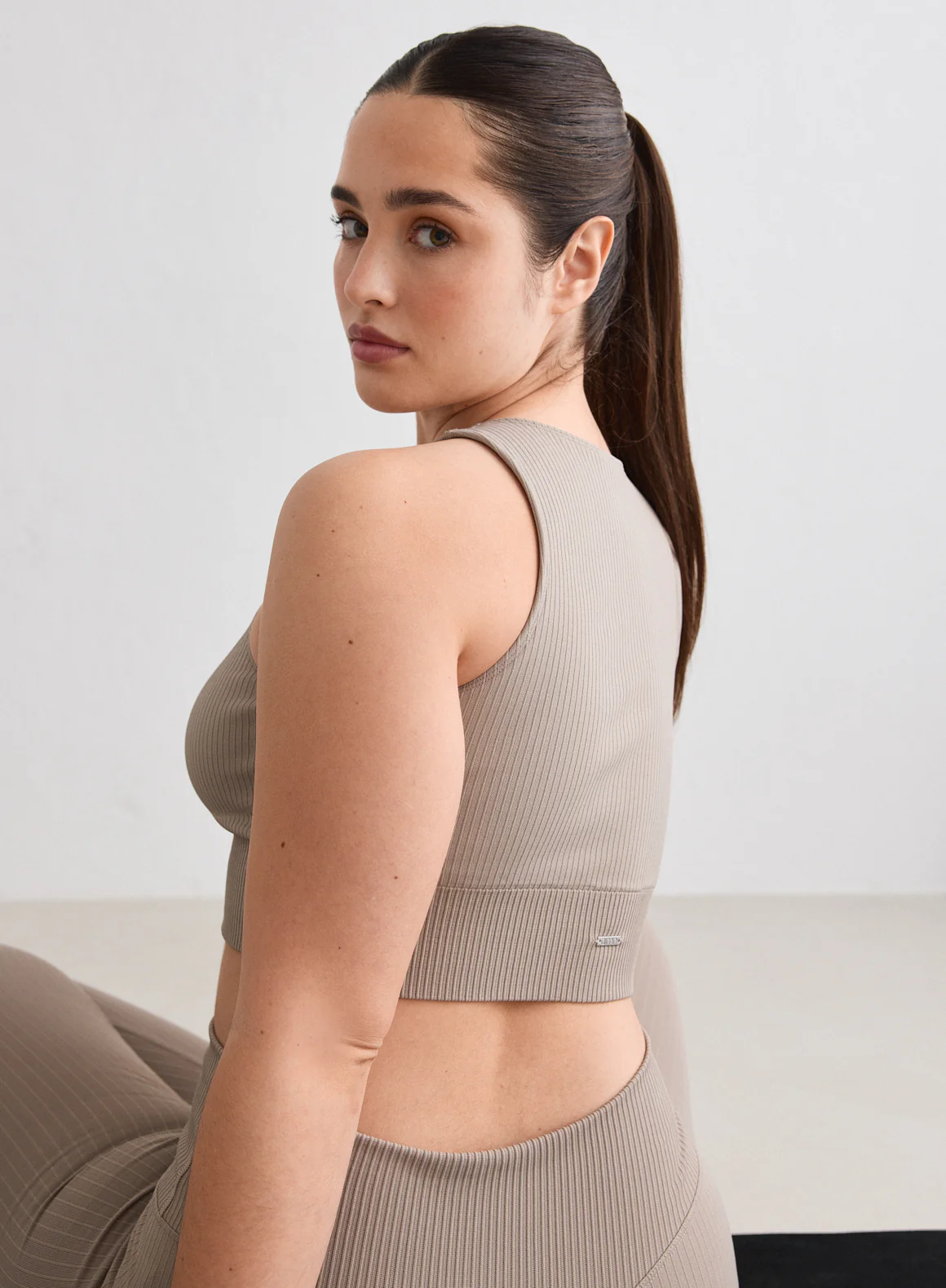 Dark Clay Ribbed Seamless Crop Top - Image 2